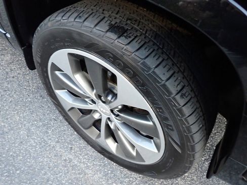 Used 2019 Jeep Cherokee Overland w/ Technology Group image 12