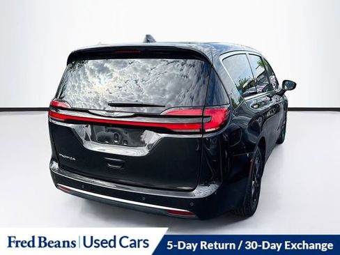 Used 2023 Chrysler Pacifica Touring-L FWD image 8