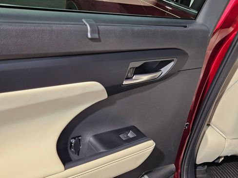 Certified 2024 Toyota Highlander XLE FWD image 36