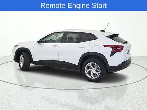 Used 2025 Chevrolet Trax LS w/ LS Convenience Package FWD image 3
