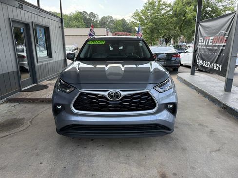 Used 2021 Toyota Highlander XLE FWD image 2
