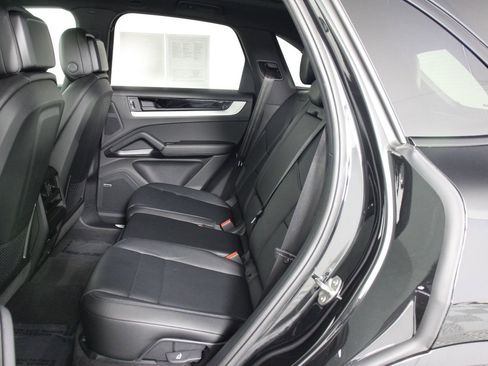 Certified 2025 Porsche Cayenne image 33