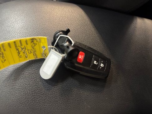 Used 2025 Toyota RAV4 XLE AWD/4WD image 27