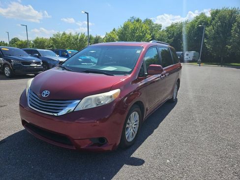 Used 2015 Toyota Sienna XLE FWD image 3