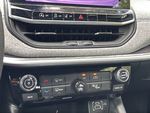 Used 2024 Jeep Compass Sport image 32