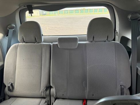 Used 2020 Toyota Sienna LE w/ Carpet Mat Package FWD image 8