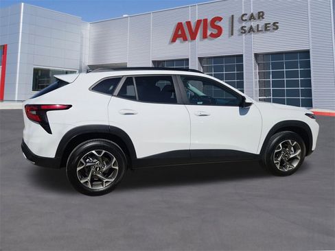 Used 2025 Chevrolet Trax LT w/ LT Convenience Package image 7