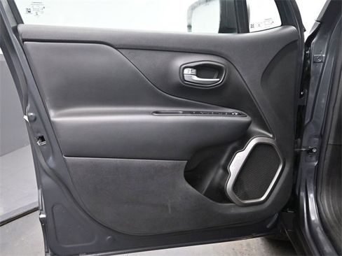 Used 2022 Jeep Renegade Latitude image 12