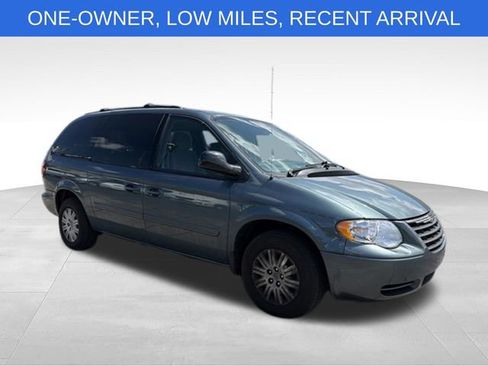 Used 2005 Chrysler Town & Country LX w/ Popular Equipment Group II FWD image 2