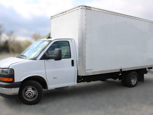 Used 2024 GMC Savana 3500 Extended w/ Power Convenience Package image 3