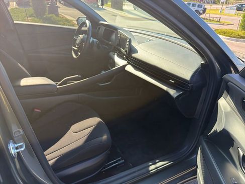 Used 2025 Hyundai Elantra Sport FWD image 13