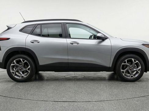 Used 2025 Chevrolet Trax LT image 11