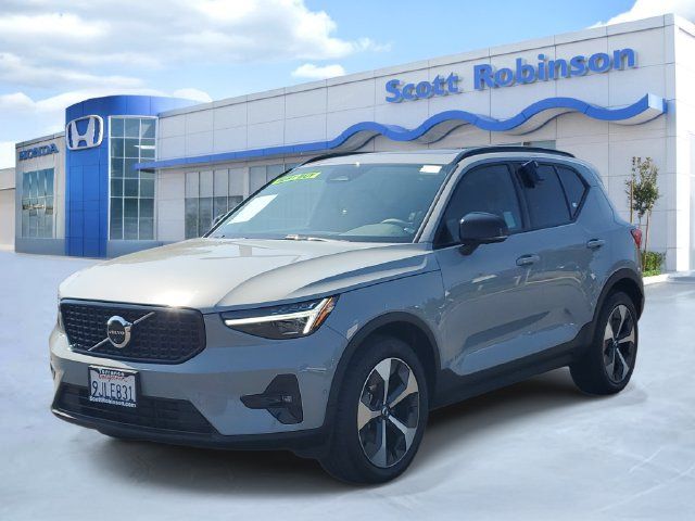 Used 2024 Volvo XC40 B5 Plus w/ Protection Package Premier AWD/4WD image 2