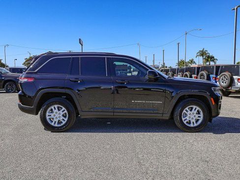 Used 2023 Jeep Grand Cherokee Laredo image 3