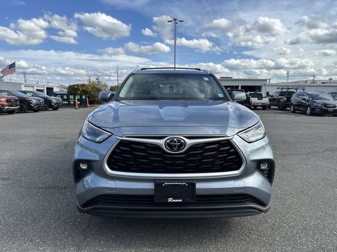 Used 2022 Toyota Highlander XLE image 2