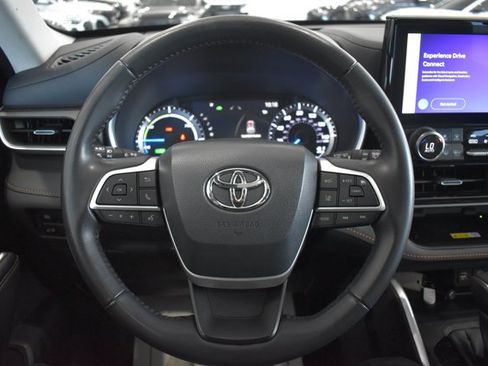 Used 2023 Toyota Highlander Bronze Edition FWD image 17