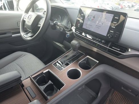 Used 2024 Toyota Sienna LE image 12