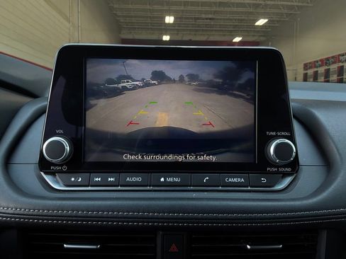 Used 2025 Nissan Rogue SV FWD image 31