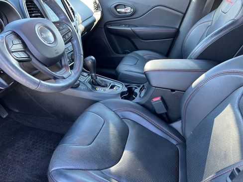 Used 2019 Jeep Cherokee Trailhawk image 10