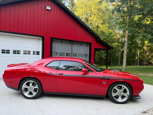 Used 2019 Dodge Challenger R/T RWD image 2