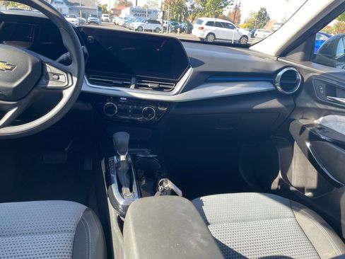 Used 2025 Chevrolet Trax LT image 33
