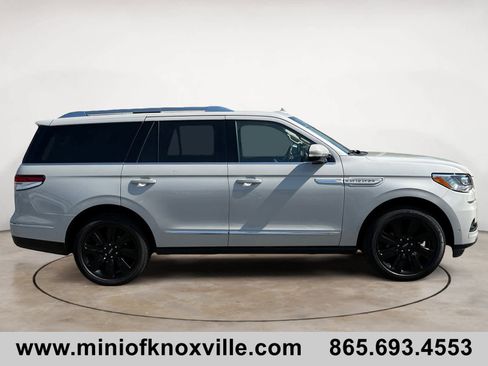 Used 2023 Lincoln Navigator Reserve AWD/4WD image 2