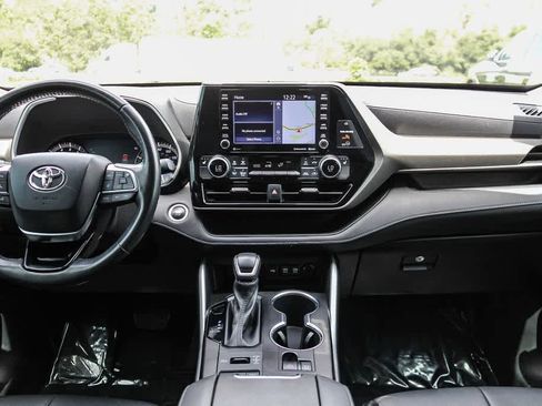 Used 2021 Toyota Highlander XLE AWD/4WD image 13