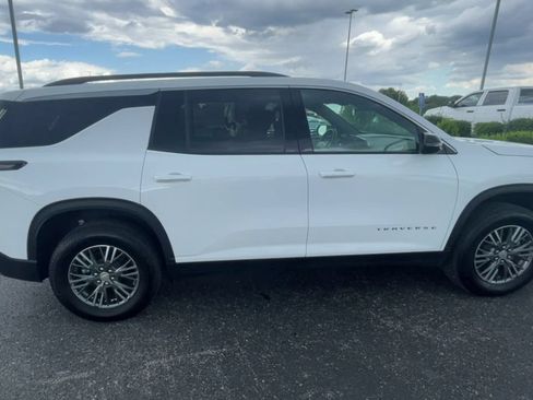 Used 2025 Chevrolet Traverse LT FWD image 2