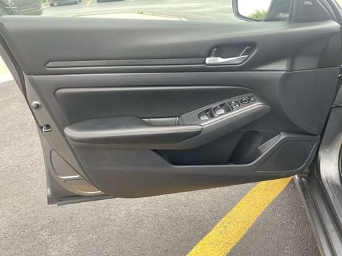 Used 2025 Nissan Altima 2.5 SV FWD image 14