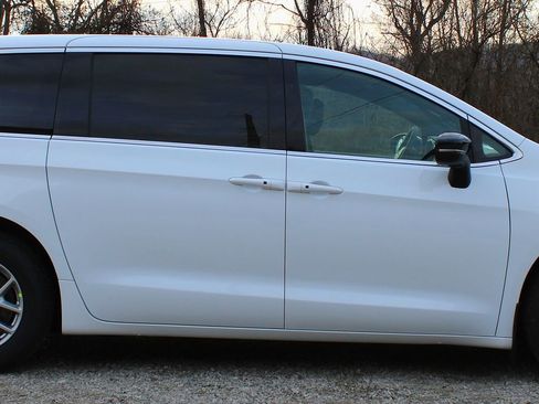 New 2026 Chrysler Voyager LX image 4