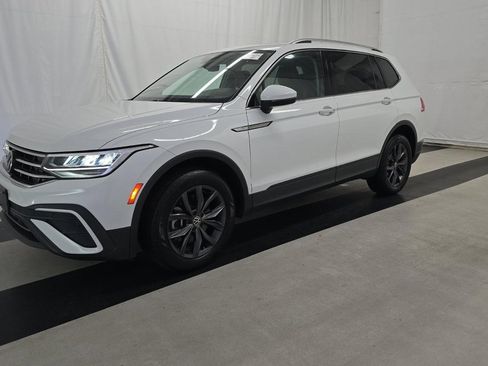 Used 2022 Volkswagen Tiguan SE w/ Panoramic Sunroof Package image 1