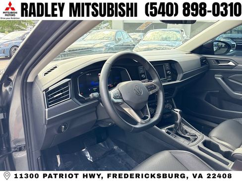 Used 2024 Volkswagen Jetta SE FWD image 4