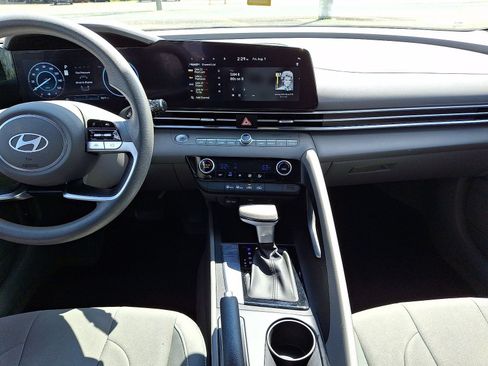 Used 2024 Hyundai Elantra SEL FWD image 10