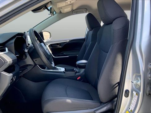 Used 2019 Toyota RAV4 LE FWD image 8