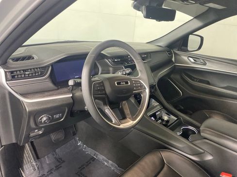 Used 2025 Jeep Grand Cherokee Limited w/ Luxury Tech Group II AWD/4WD image 11