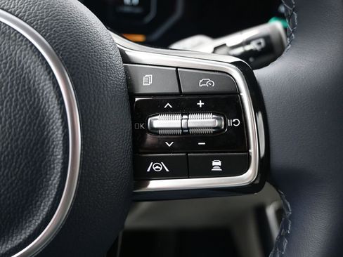 New 2025 Kia Carnival SX w/ SX Dark Edition Package FWD image 26