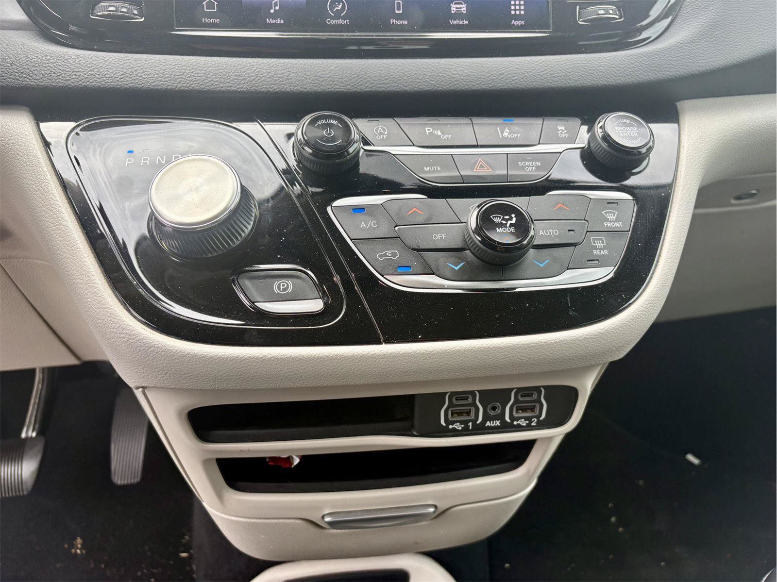 Used 2023 Chrysler Pacifica Touring-L FWD image 15