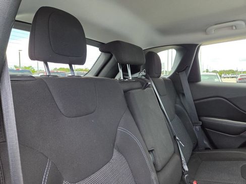 Used 2019 Jeep Cherokee Latitude w/ Cold Weather Group AWD/4WD image 18