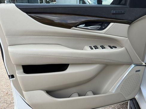 Used 2019 Cadillac Escalade ESV Luxury AWD/4WD image 29