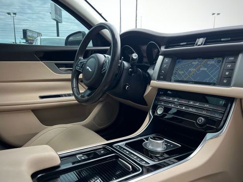 Used 2016 Jaguar XF Premium image 33