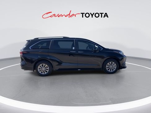 Certified 2025 Toyota Sienna XLE image 9