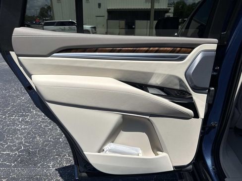 New 2026 Cadillac Escalade Platinum Luxury w/ LPO, Radiant Package AWD/4WD image 13