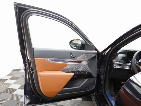 Used 2025 BMW 750e xDrive w/ Executive Package image 6