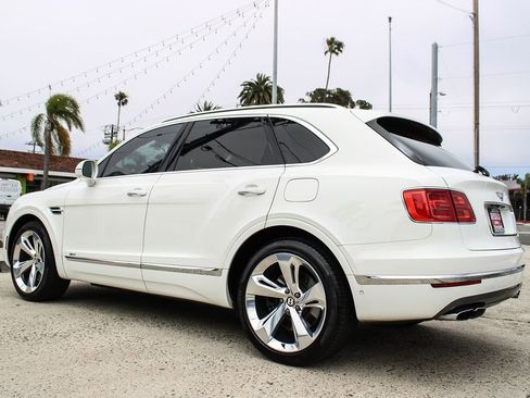 Used 2020 Bentley Bentayga Plug-In Hybrid AWD/4WD image 3