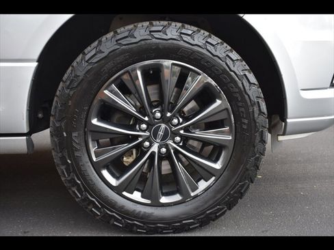 Used 2017 Lincoln Navigator Select image 39