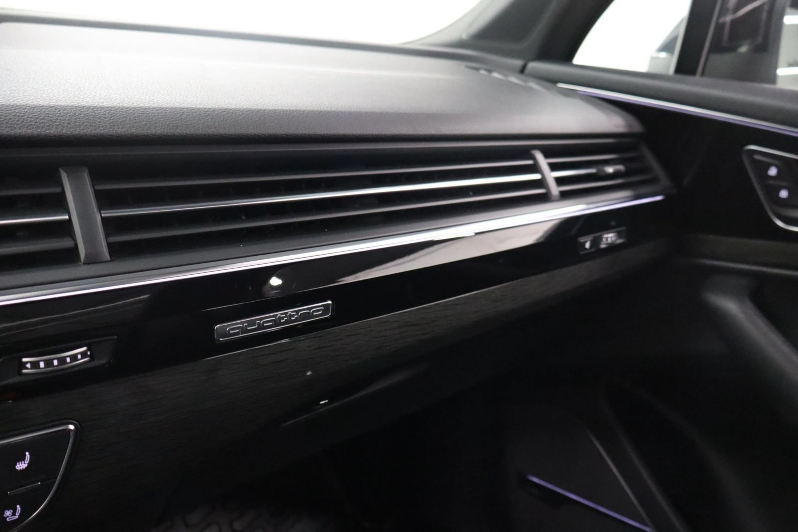 Used 2018 Audi Q7 3.0T Premium Plus w/ Premium Plus Package AWD/4WD image 39