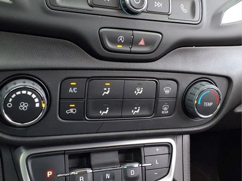 Used 2024 GMC Terrain SLE FWD image 12