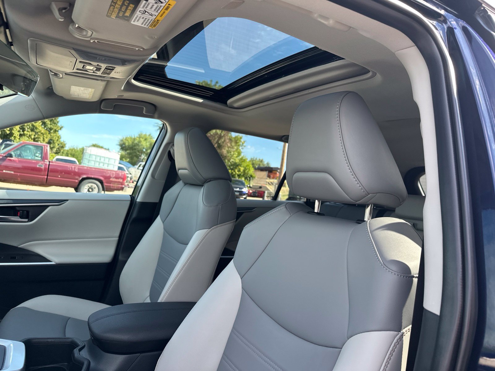 Used 2025 Toyota RAV4 XLE Premium w/ Weather Package AWD/4WD image 11