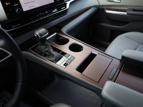 Used 2023 Toyota Sienna XLE image 10