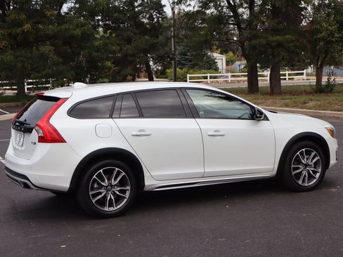 Used 2018 Volvo V60 T5 Cross Country w/ Convenience Package image 4